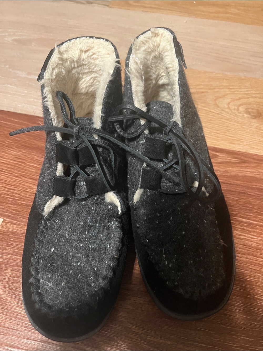 Minnetonka Women's Black and Cream Faux Fur Lined Ankle Slippers